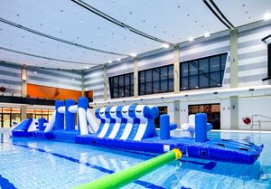 Adventure run blauw/wit 16m waterstormbaan