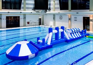 Adventure run blauw/wit 16m waterstormbaan