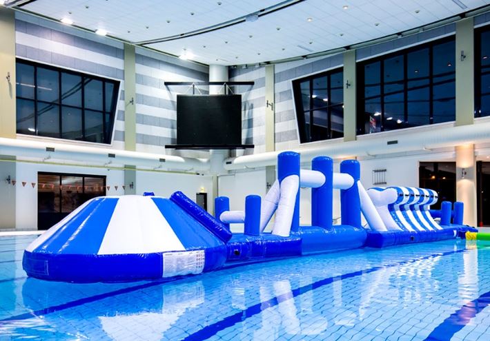Adventure run blauw/wit 16m waterstormbaan