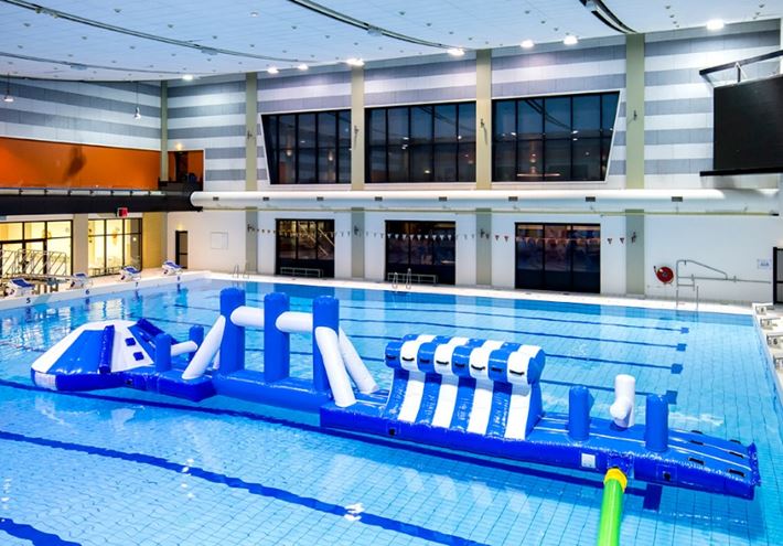 Adventure run blauw/wit 16m waterstormbaan